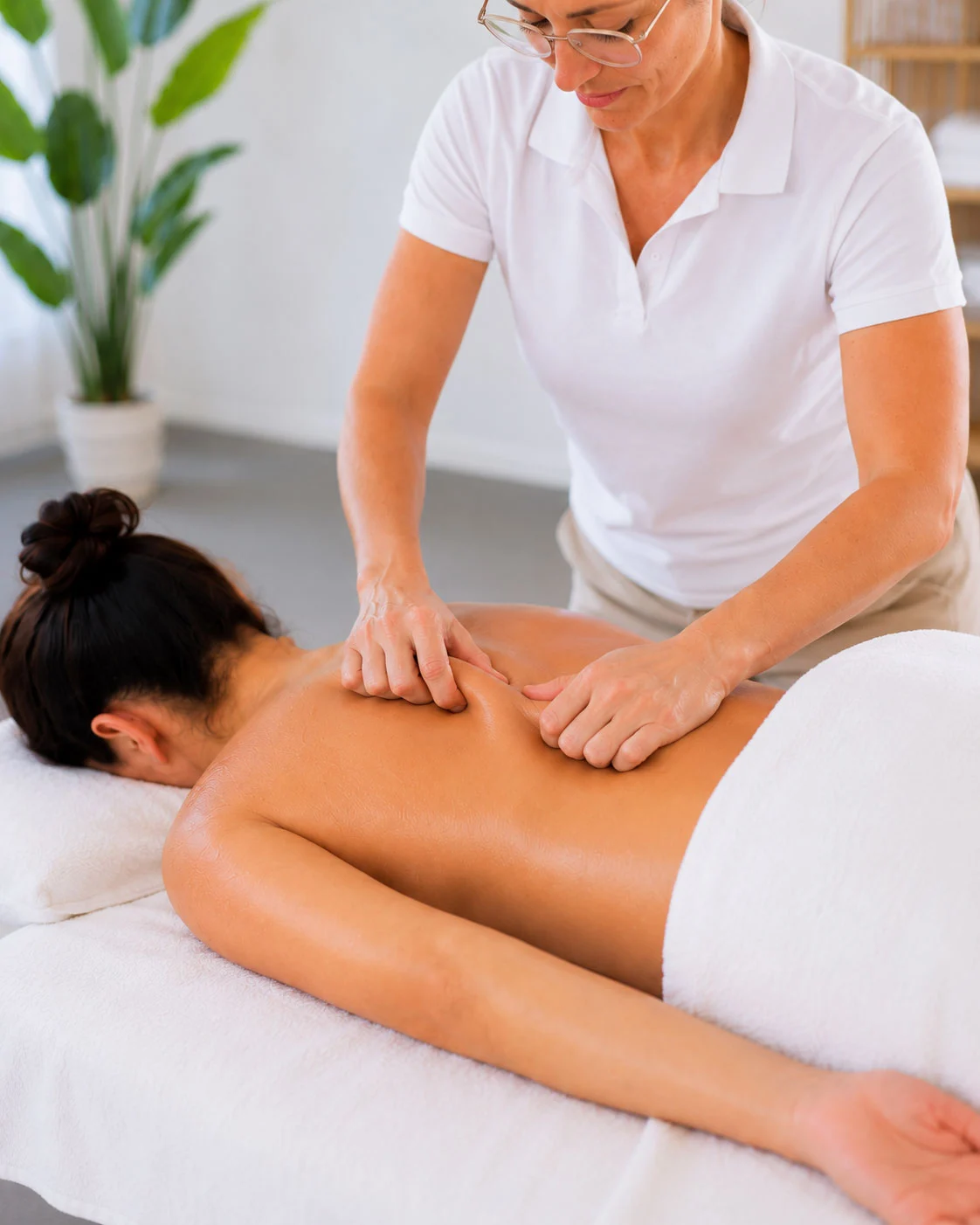 Bindegewebsmassage im Massage Zentrum Oftringen mit ziehenden Strichtechniken